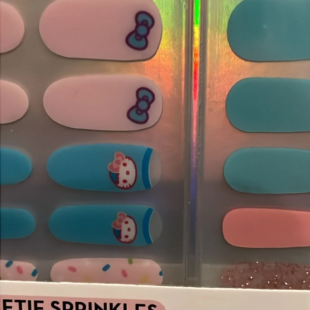 Hello Kitty X The Creme Shop Gel Nail Strip Kit - Picture 6 of 8